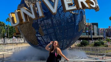 Orlando,,Florida,-,04,,2022:,Woman,In,Front,Of,Universal